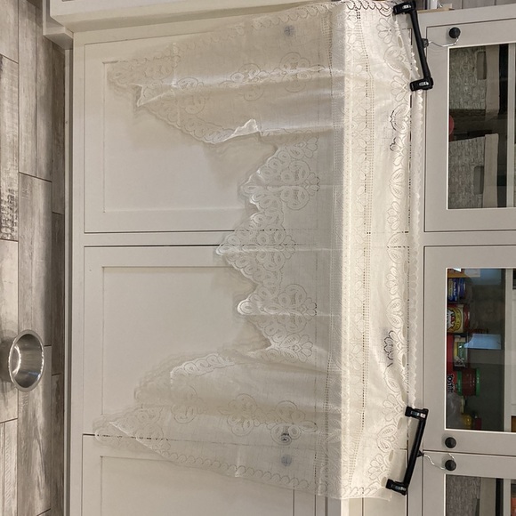 Lace curtain. Kitchen Curtain. 1 panel only. Pretty scalloped lace. - Picture 4 of 6